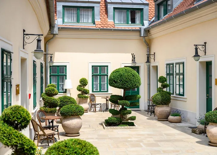 Luxury hotel only: Maison Bistro & Hotel