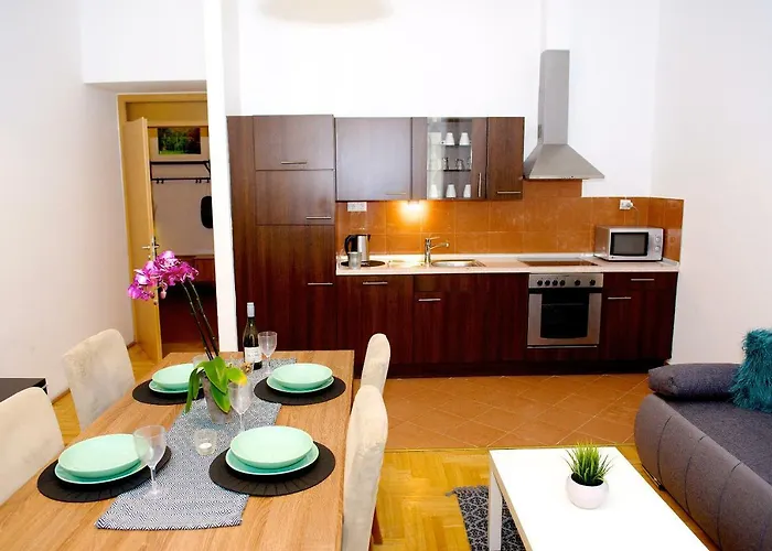 Gozsdu Court